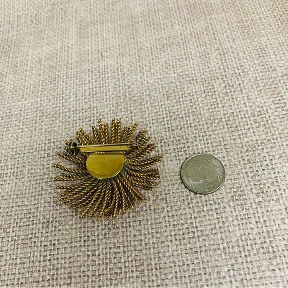 VTG Gold Starburst Brooch - Picture 2 of 2